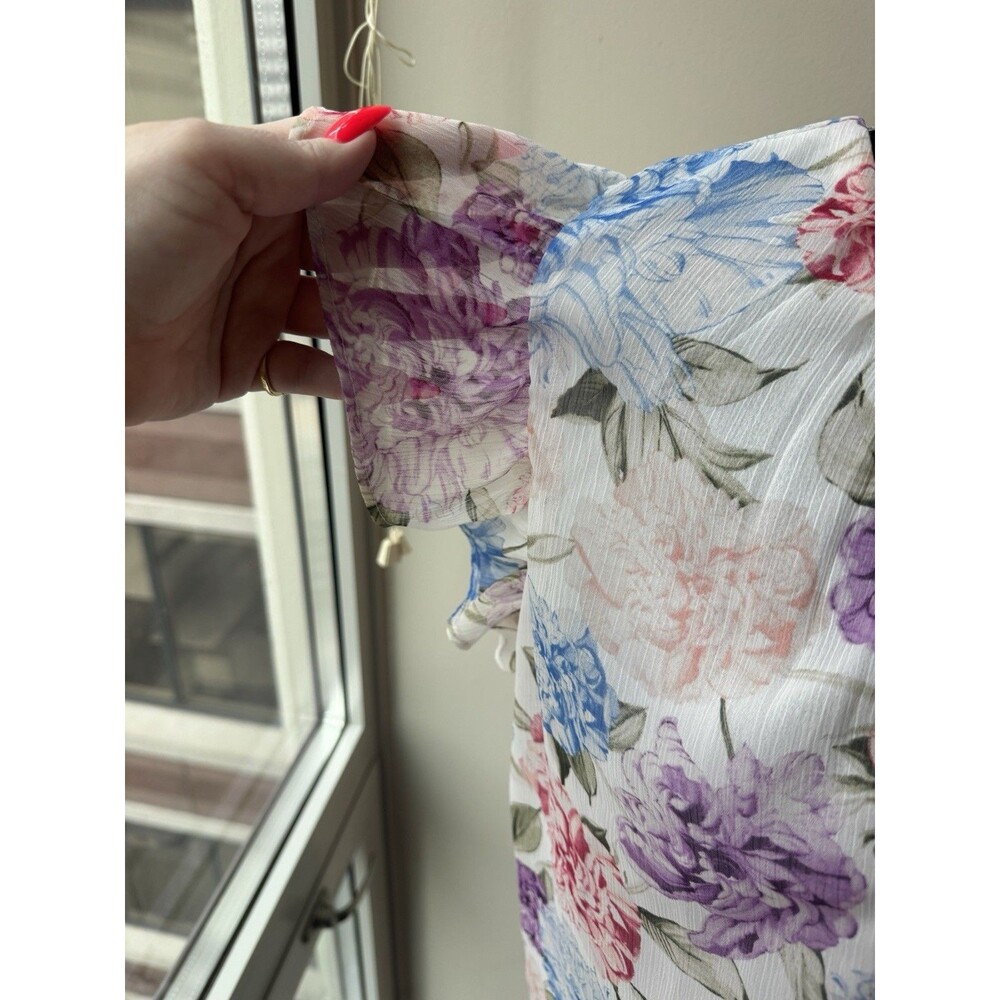 Express White Floral V-Neck Flutter Sleeve Blouse Size Large NWT! - Picture 3 of 6